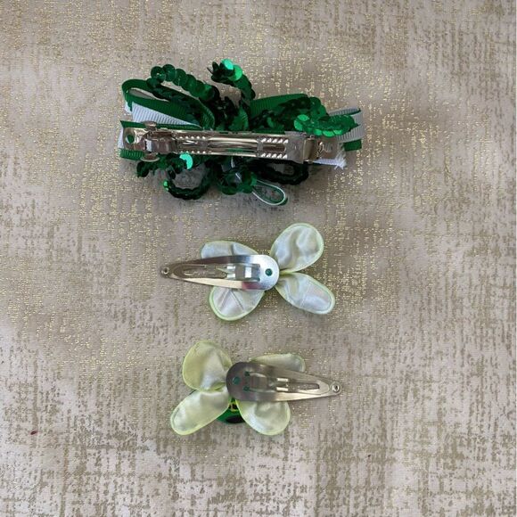 Bundle of Green St Patrick Day Items: Necklaces, Pins, Ribbon & Barrettes. 🍀 - Picture 9 of 13